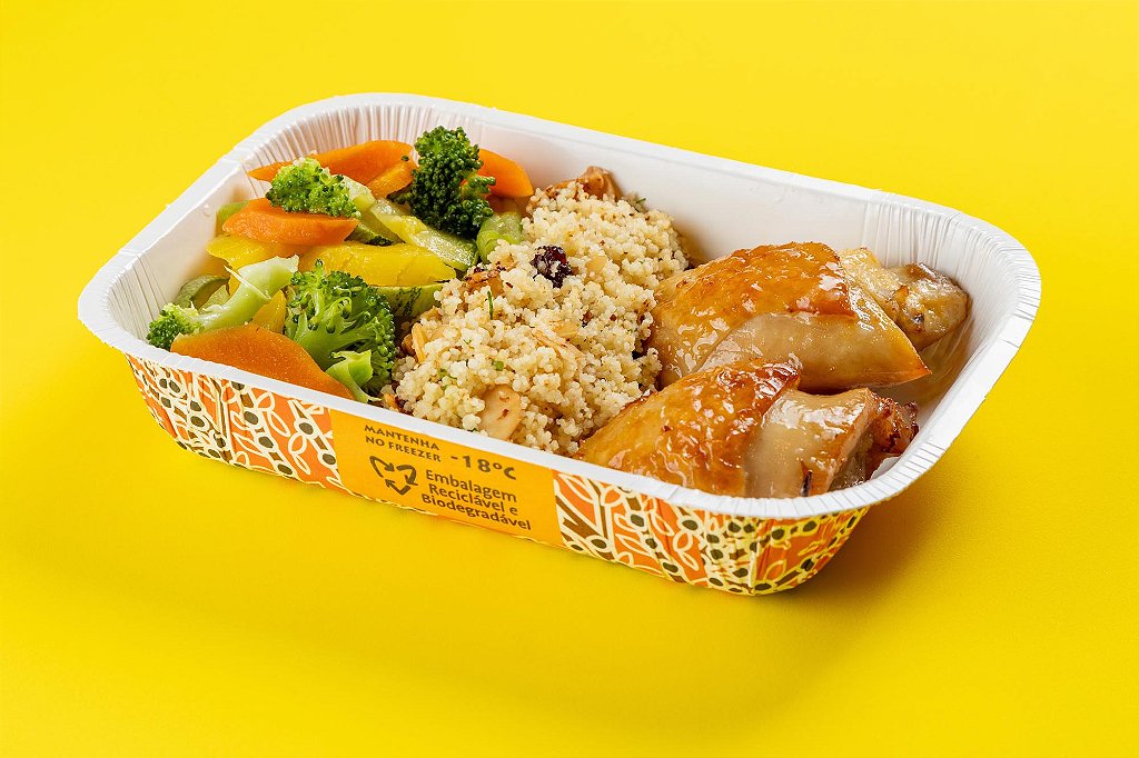 Coxa de frango desossada com cuscuz marroquino, amêndoas, uva passa e legumes no azeite 400g