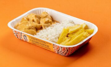 Estrogonofe de peito de frango com arroz branco e batatas na manteiga 400g