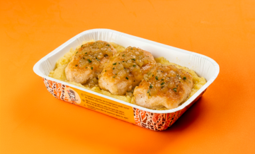 Filé de Saint Peter ao molho de cebola e salsa com purê de banana 400g