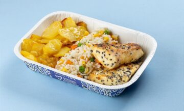 Filé de Saint Peter com gergelim negro, arroz primavera e batata assada na ...