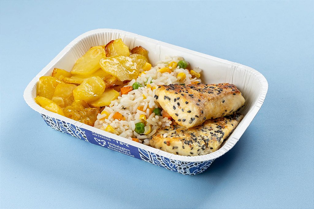 Filé de Saint Peter com gergelim negro, arroz primavera e batata assada na manteiga com salsa 400g