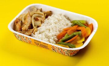 Iscas de filé de peito de frango acebolada com arroz branco e legumes salte...
