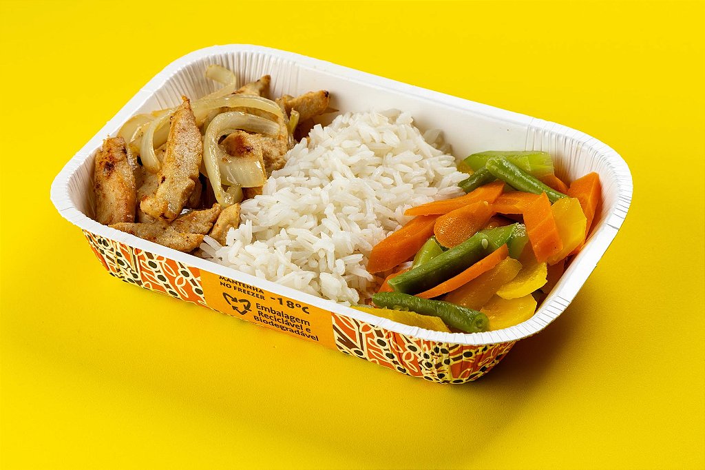 Iscas de filé de peito de frango acebolada com arroz branco e legumes salteados no azeite 400g