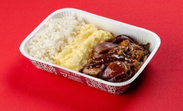 Maminha assada ao molho de cebola roxa e vinho com arroz branco e purê de b...