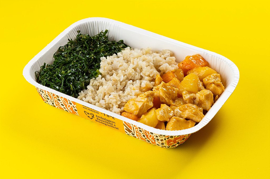 Picadinho de peito de frango com batata e cenoura, arroz integral e couve refogada 400g