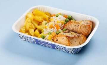 Salmão ao molho de ervas finas, arroz primavera e batata bolinha na manteig...
