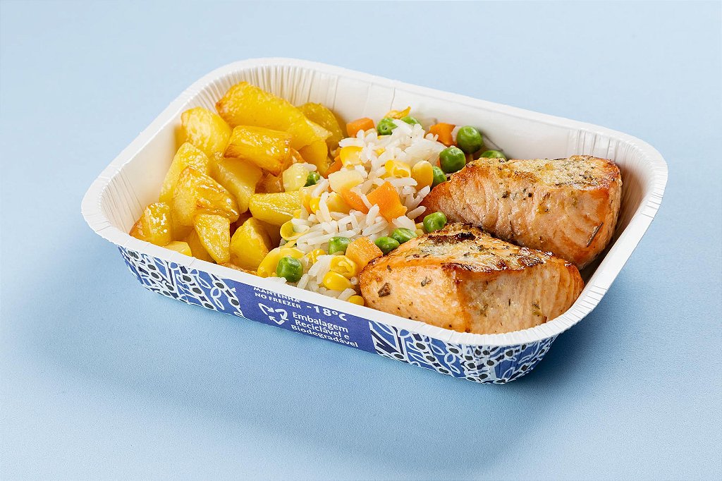 Salmão ao molho de ervas finas, arroz primavera e batata bolinha na manteiga com salsa 400g